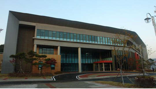한국생명공학연구원 전북 분원 내에 위치한 친환경 바이오소재 R&D허브센터 전경.  한국생명공학연구원 제공